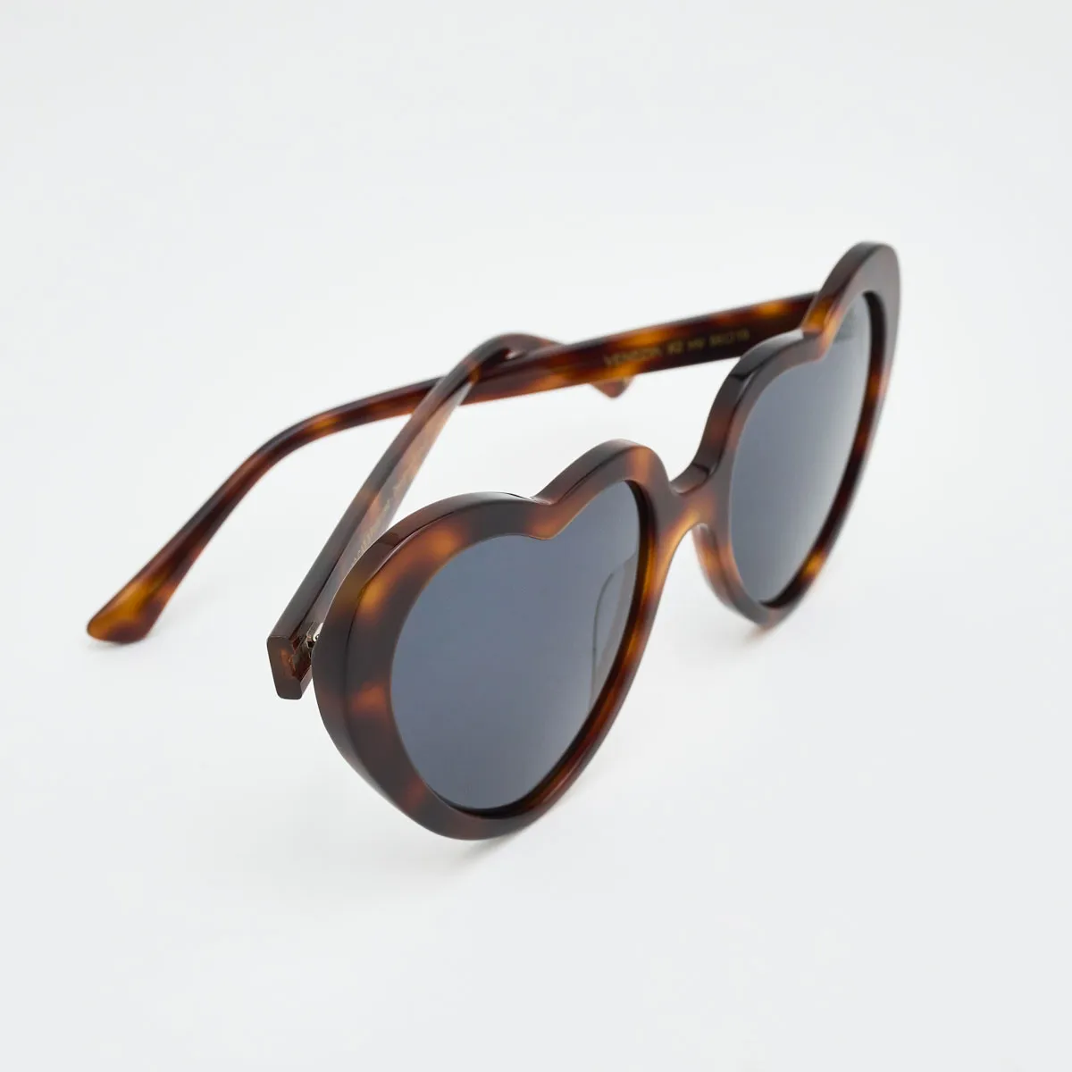 Venezia Sunglasses – Trendy Heart-Shaped Frame 2025