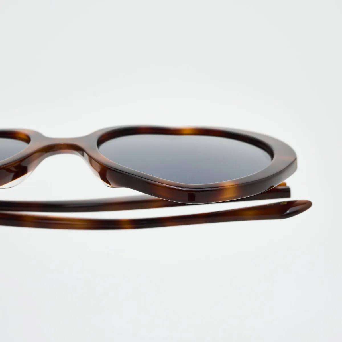 Venezia Sunglasses – Trendy Heart-Shaped Frame 2025