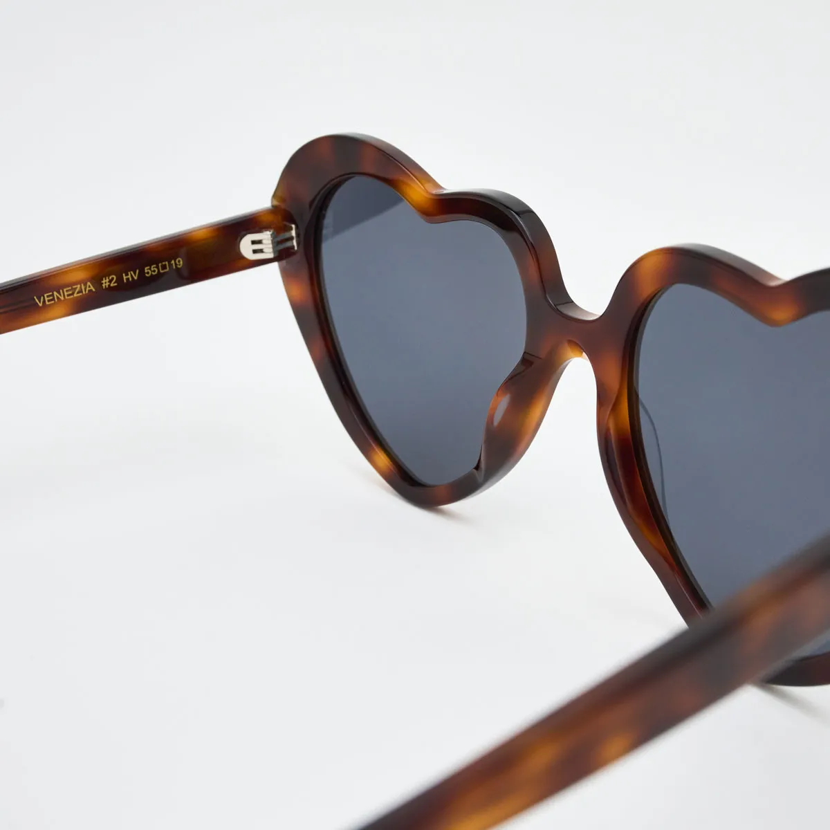 Venezia Sunglasses – Trendy Heart-Shaped Frame 2025