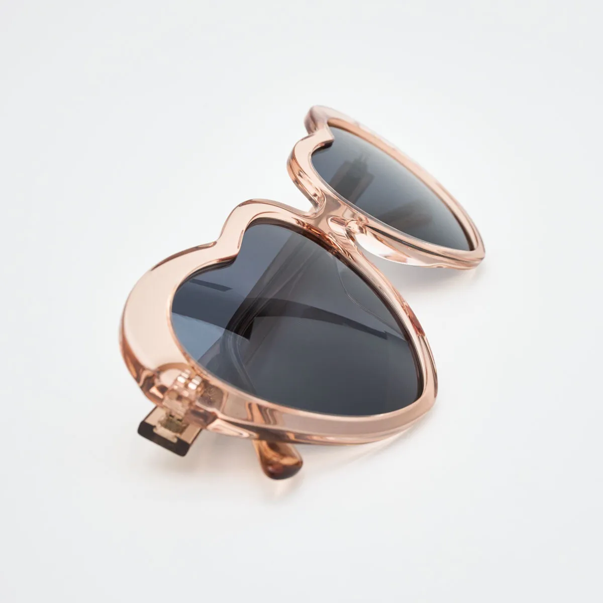 Venezia Sunglasses – Trendy Heart-Shaped Frame 2025