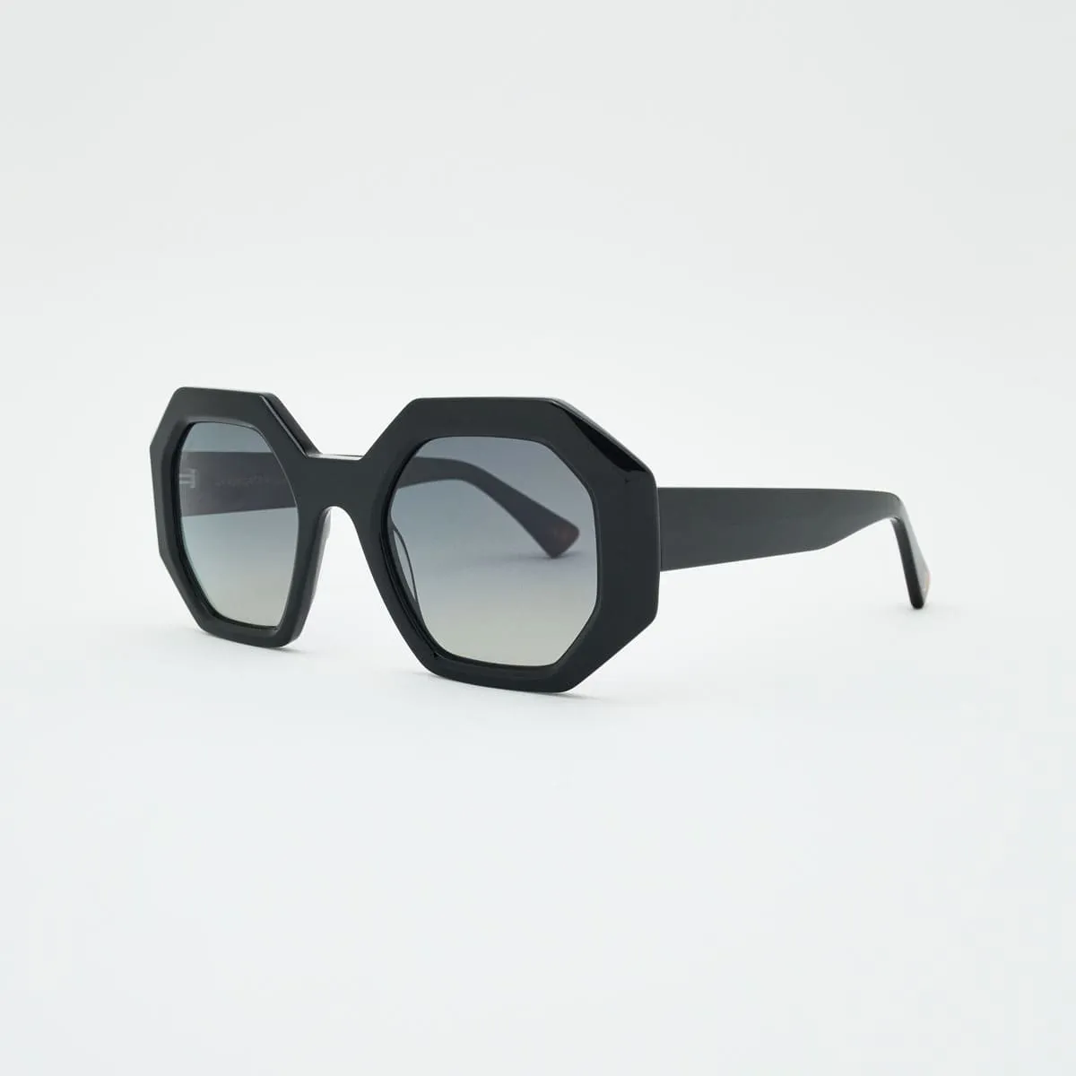Claudia Geometric Women — Timeless Elegance