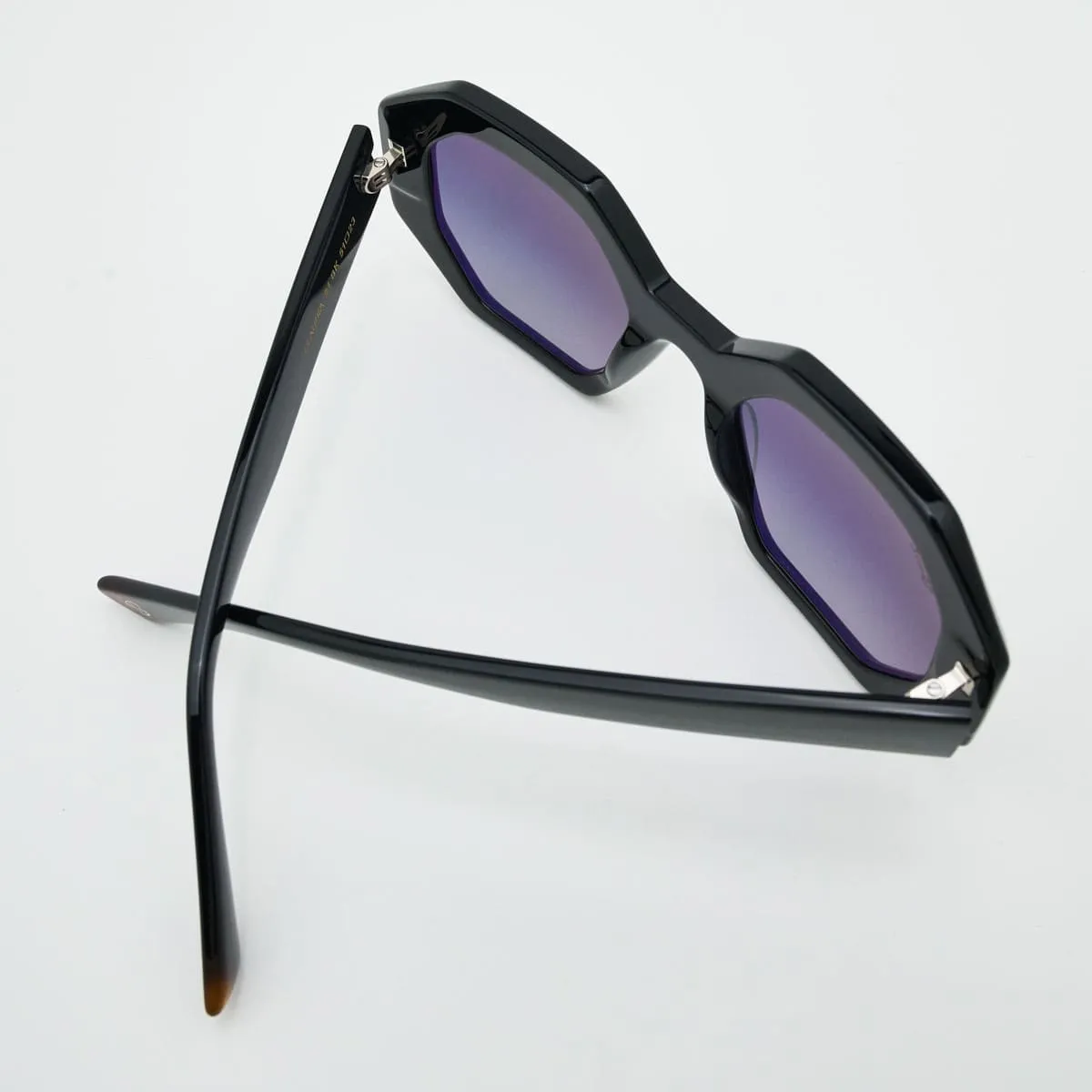 Claudia Geometric Women — Timeless Elegance