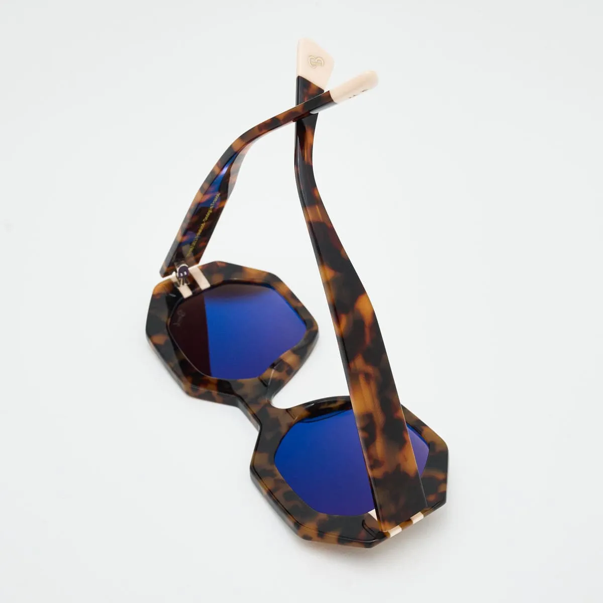 Claudia Geometric Women — Timeless Elegance