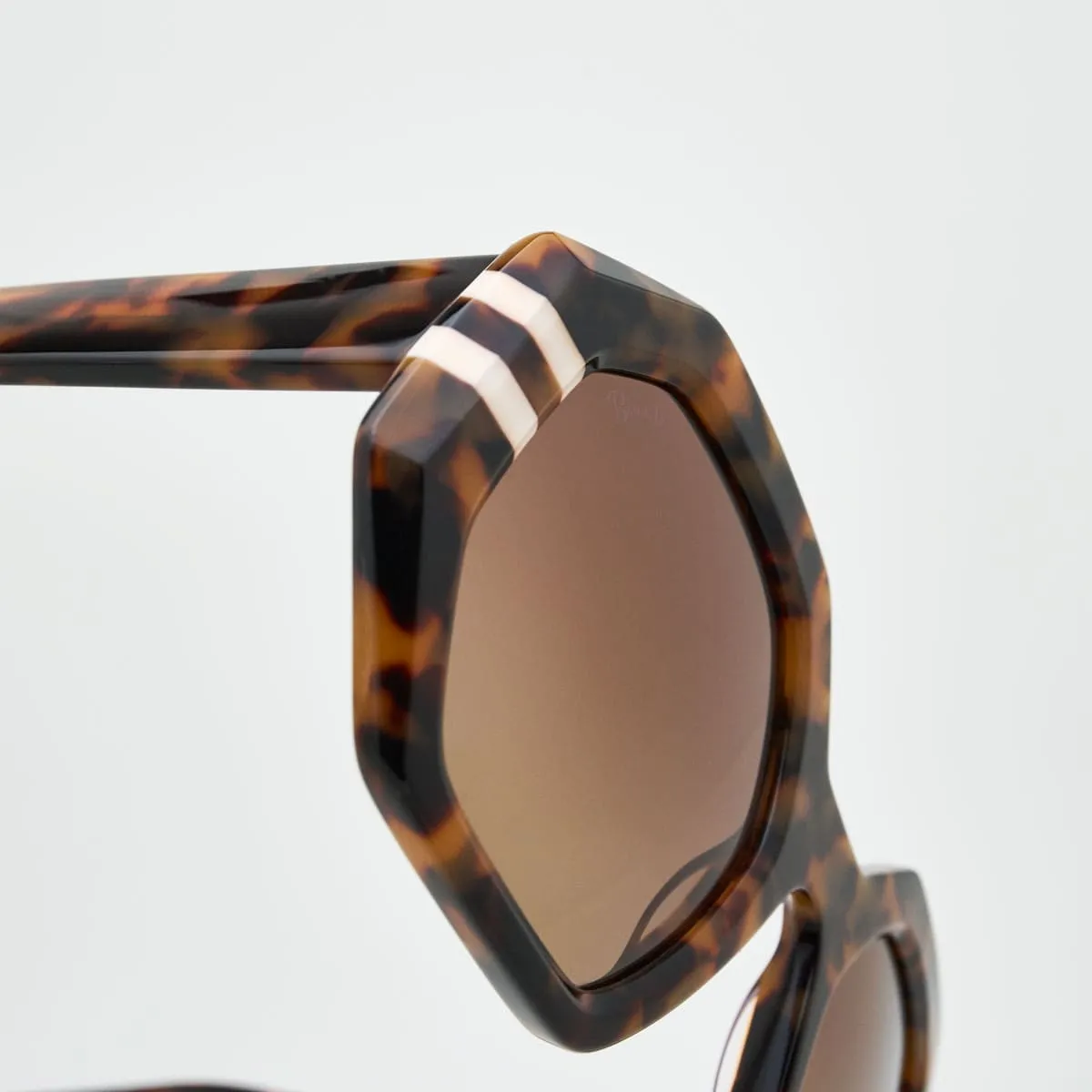 Claudia Geometric Women — Timeless Elegance