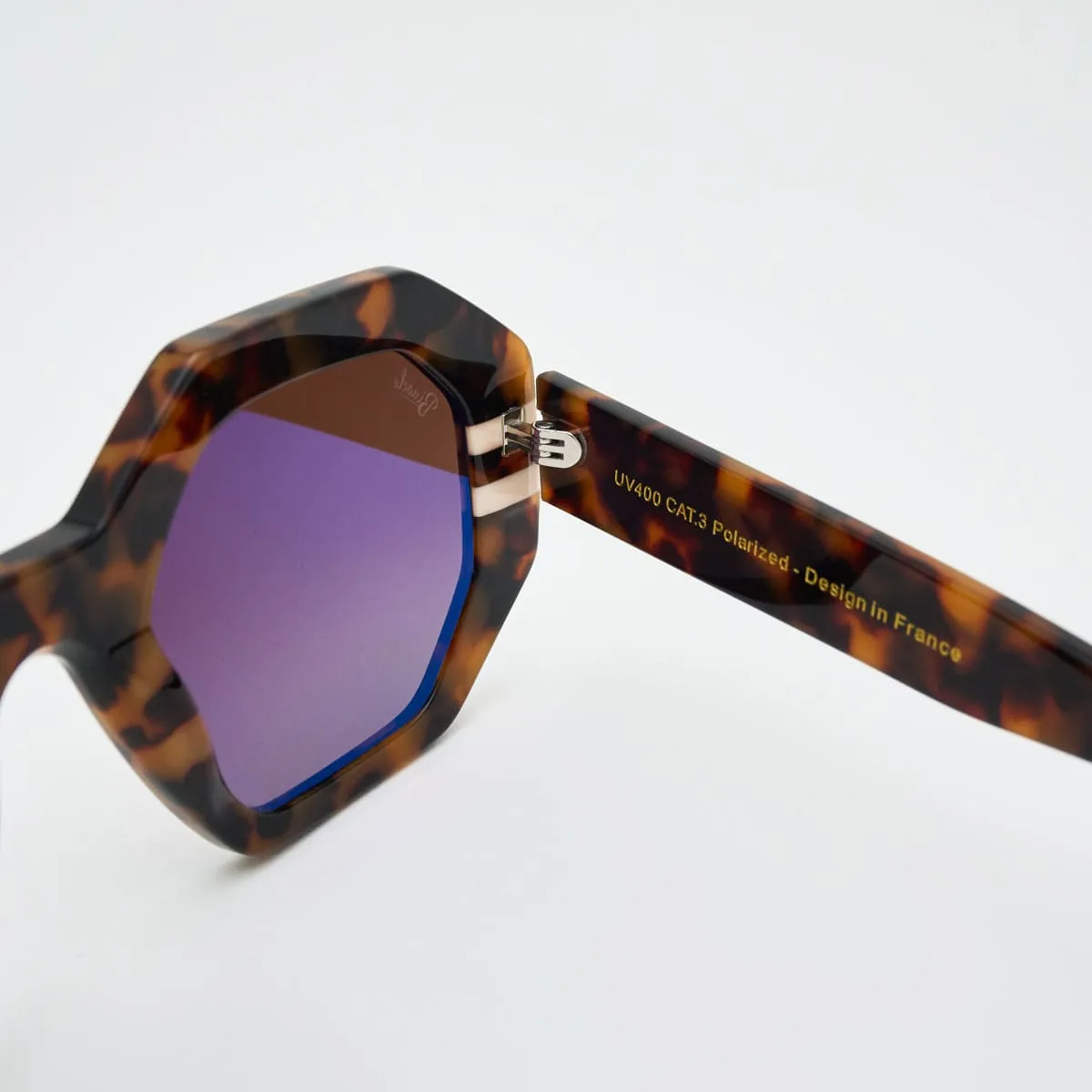 Claudia Geometric Women — Timeless Elegance