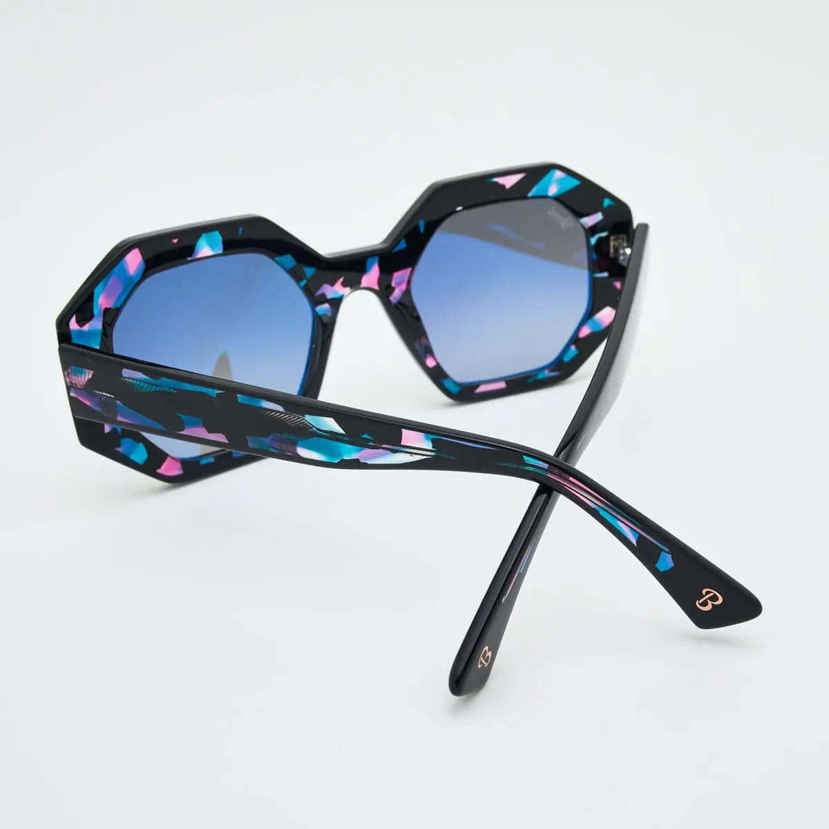 Claudia Geometric Women — Timeless Elegance