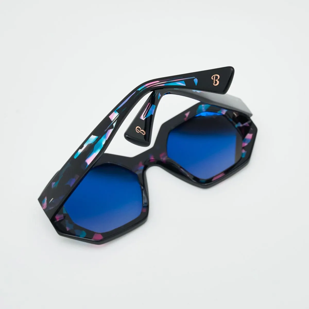 Claudia Geometric Women — Timeless Elegance