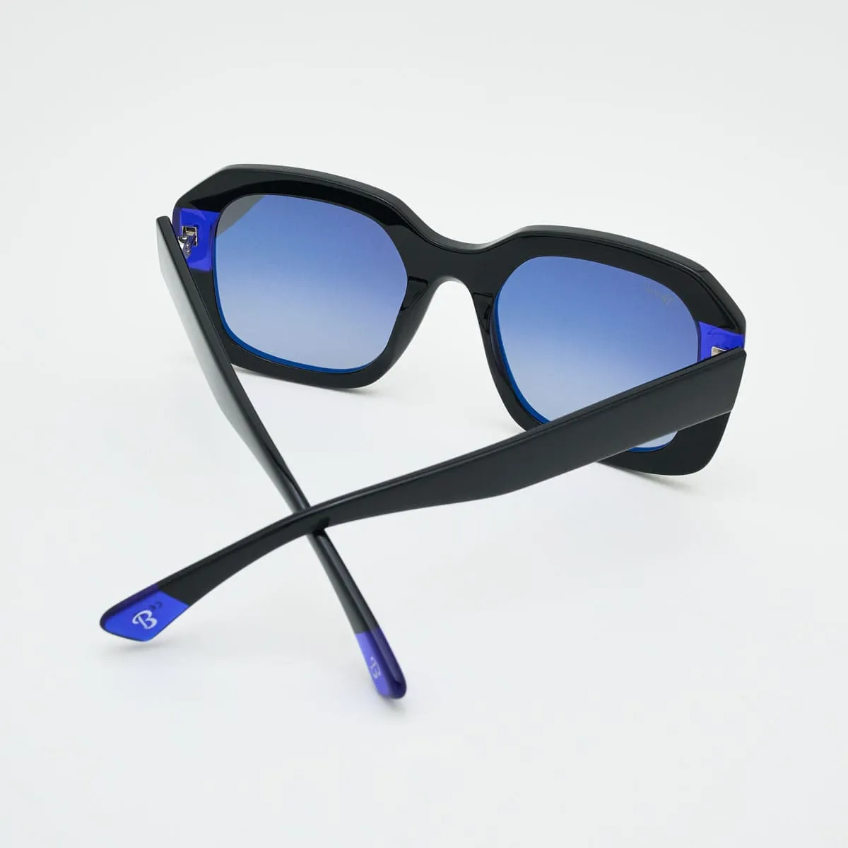 Isabella Oversize — Iconic Refined Presence