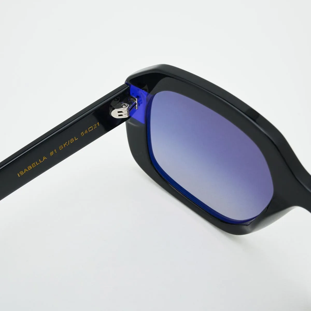 Isabella Oversize — Iconic Refined Presence
