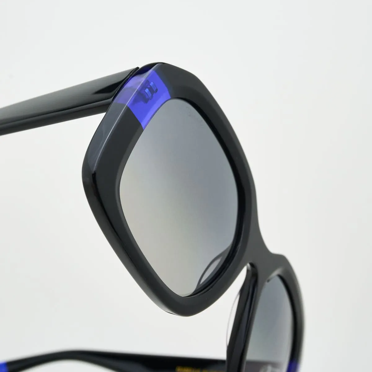 Isabella Oversize — Iconic Refined Presence