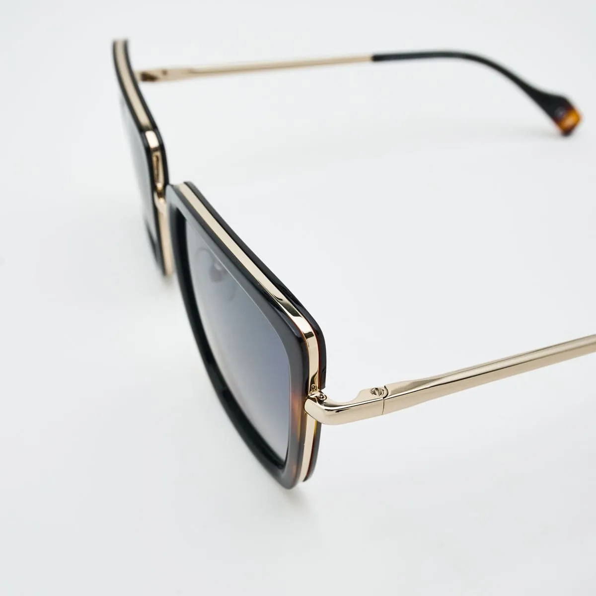 Carla Square Seventies — Timeless Glamour