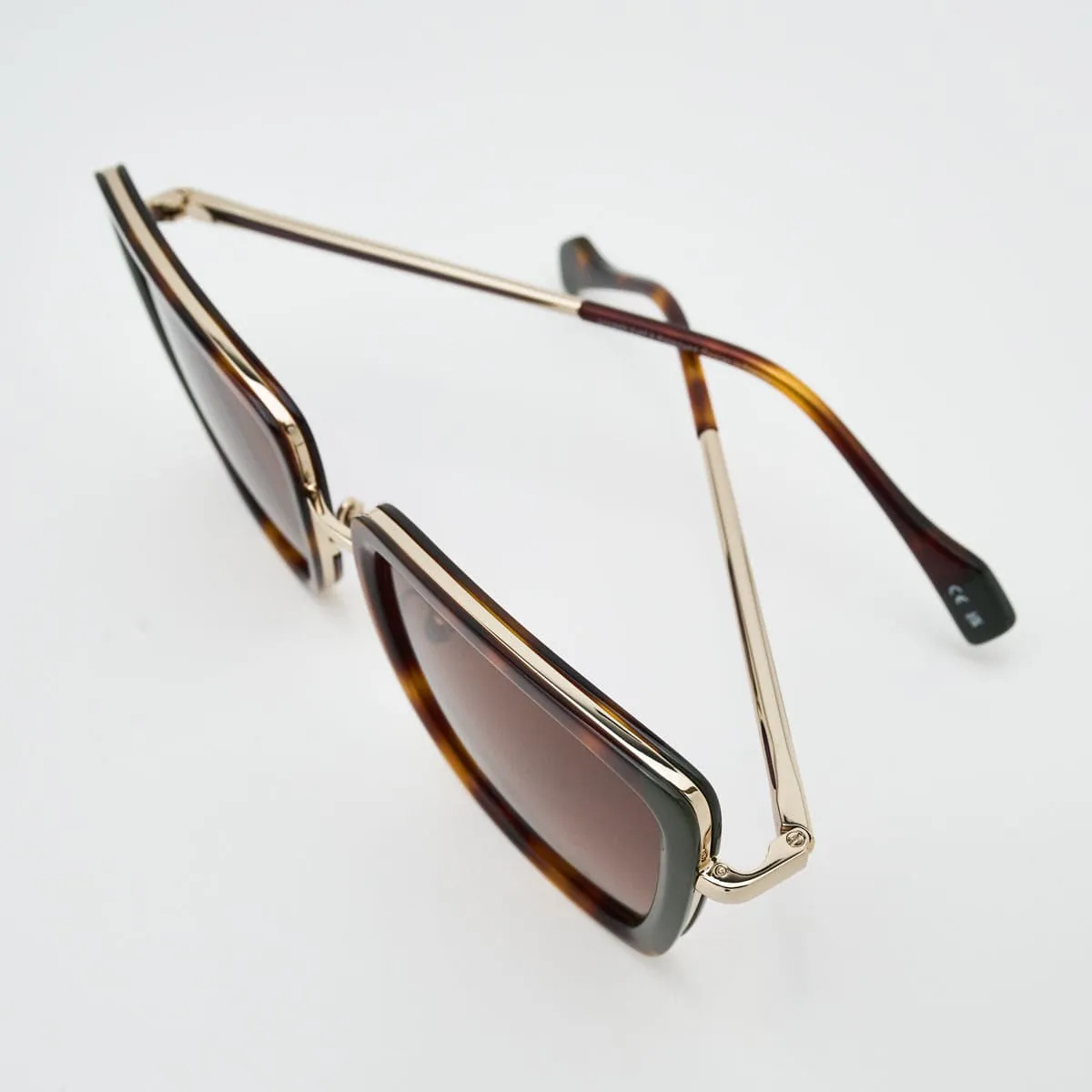 Carla Square Seventies — Timeless Glamour