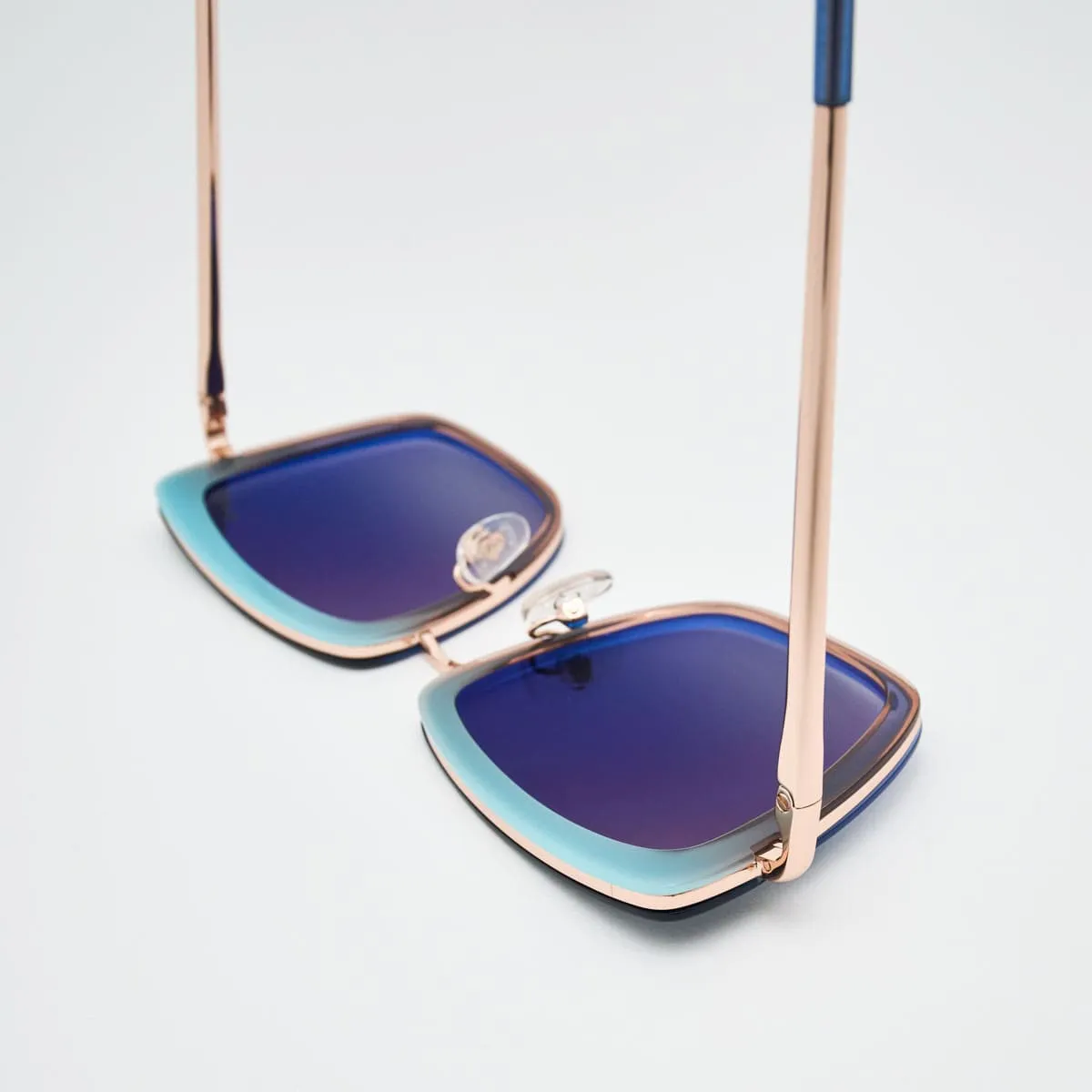 Carla Square Seventies — Timeless Glamour