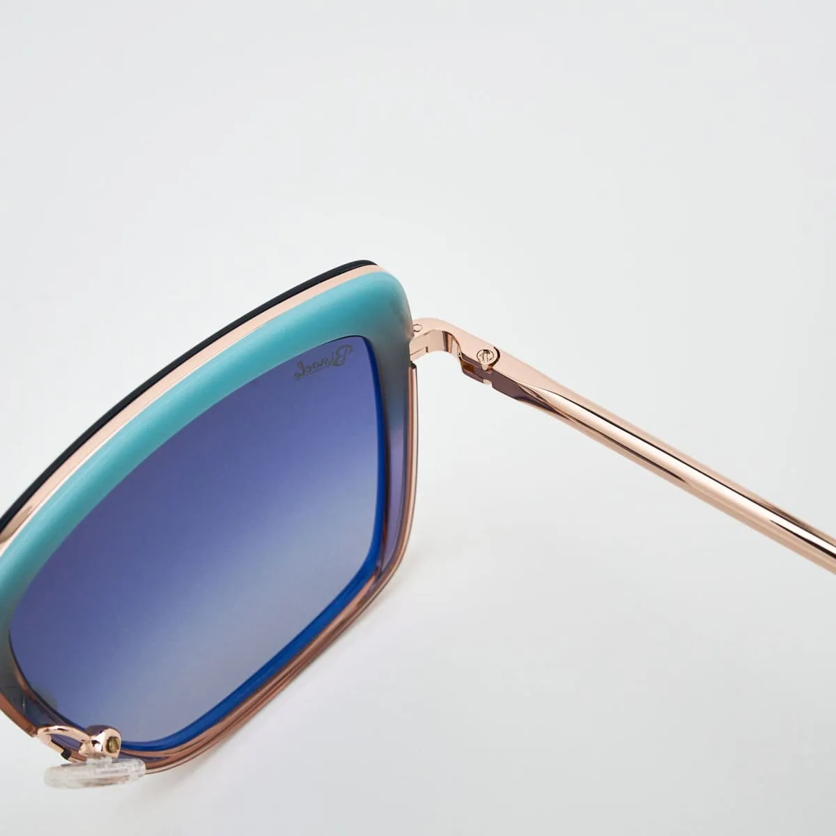 Carla Square Seventies — Timeless Glamour
